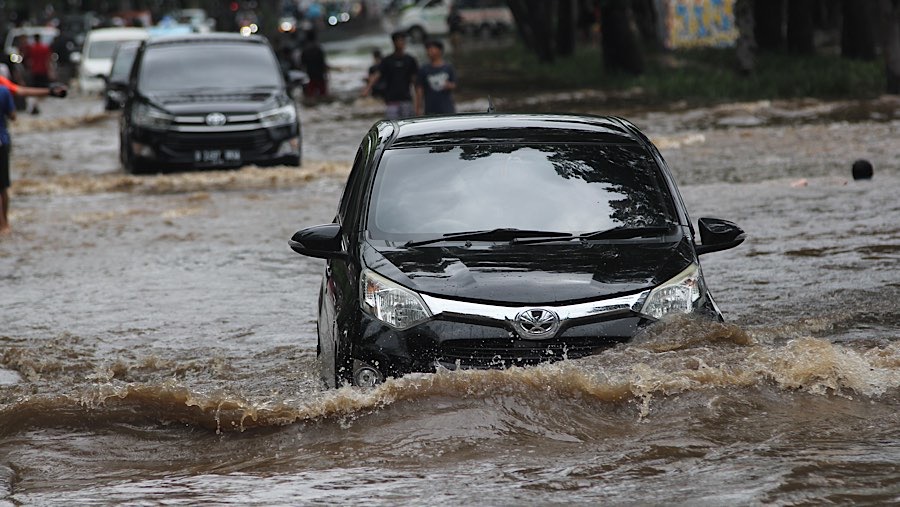 Kendaraan melintasi banjir di kawasan jalan Daan Mogot, Jakarta Barat, Rabu (29/1/2025). (Bloomberg Technoz/Andrean Kristianto)