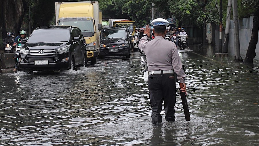 Kendaraan melintasi banjir di kawasan jalan Daan Mogot, Jakarta Barat, Rabu (29/1/2025). (Bloomberg Technoz/Andrean Kristianto)