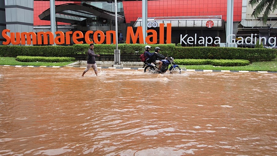 Kendaraan melintasi banjir di kawasan jalan Kelapa Gading, Jakarta Utara, Rabu (29/1/2025). (Bloomberg Technoz/Andrean Kristianto)