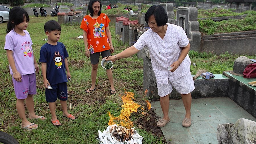 Menu yang wajib yaitu seduh kuah yang dipersembahkan untuk leluhur. (Bloomberg Technoz/Andrean Kristianto)