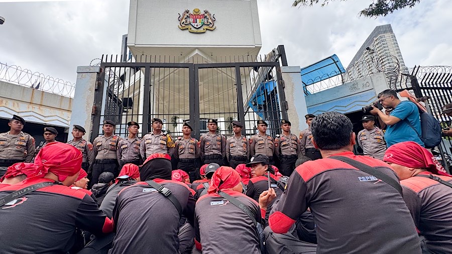 Sejumlah buruh melakukan aksi unjuk rasa di depan Kedutaan Besar Makaysia, Jakarta, Kamis (30/1/2025). (Bloomberg Technoz/Andrean Kristianto)
