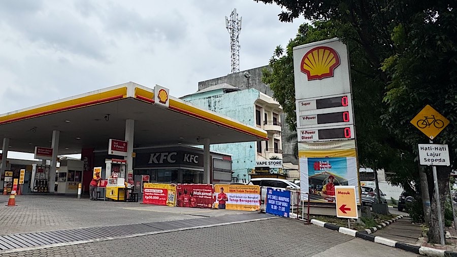 Layar daftar harga BBM di depan SPBU menunjukkan angka 0 sebagai tanda ketidaktersediaan bahan bakar. (Bloomberg Technoz/Andrean Kristianto)