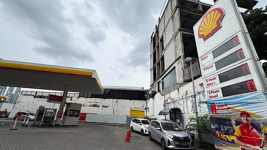 Suasana di SPBU Shell di Jalan DR. Satrio, Jakarta Selatan, Senin (3/2/2025). (Bloomberg Technoz/Andrean Kristianto)