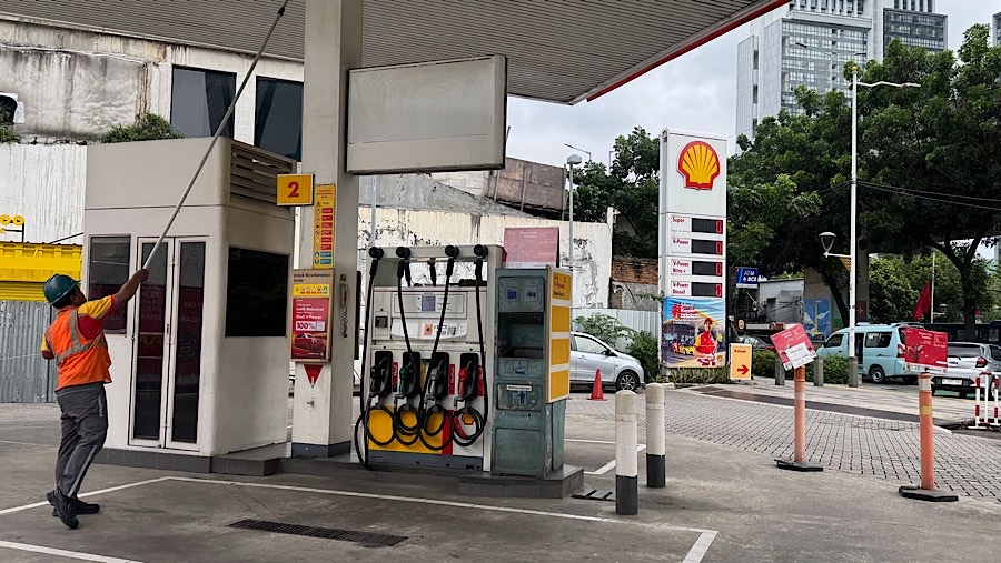 Petugas bekerja di SPBU Shell di Jalan DR. Satrio, Jakarta Selatan, Senin (3/2/2025). (Bloomberg Technoz/Andrean Kristianto)