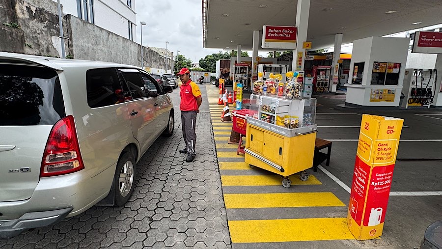 Petugas memberi info ke pelanggan mengenai stok BBM di SPBU Shell, Cikini, Senin (3/2/2025). (Bloomberg Technoz/Andrean Kristianto)