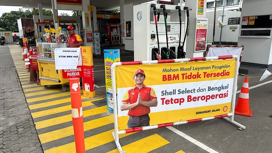 Tulisan pengumuman stok BBM kosong di SPBU Shell, Cikini, Senin (3/2/2025). (Bloomberg Technoz/Andrean Kristianto)
