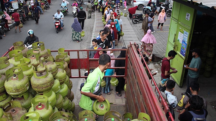 Untuk mendapatkan LPG 3 kg mereka harus rela antre dari pagi hari. (Bloomberg Technoz/Andrean Kristianto)