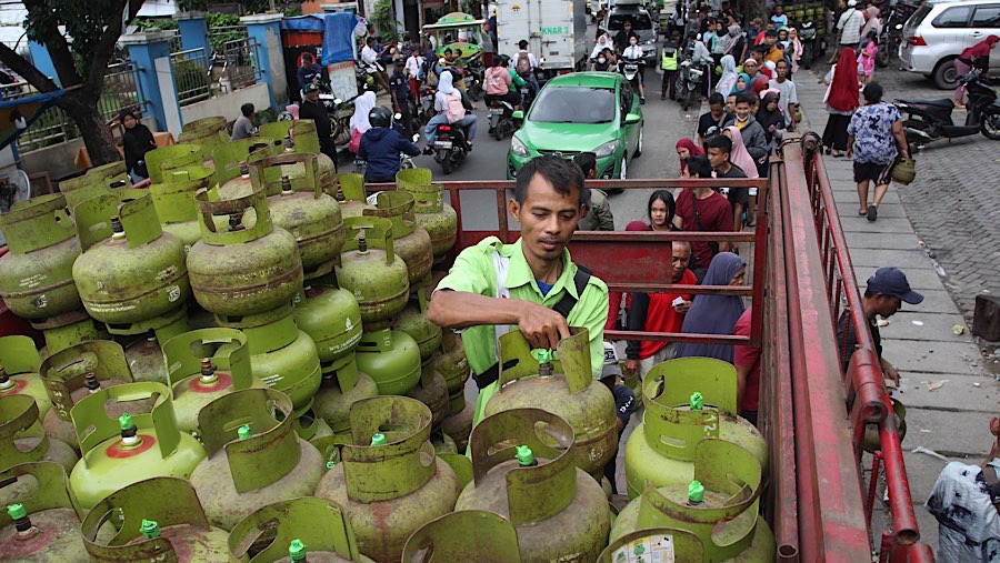 Petugas menurunkan LPG 3 kg dari truk di Cibodas, Kota Tangerang, Banten, Senin (3/2/2025). (Bloomberg Technoz/Andrean Kristianto)