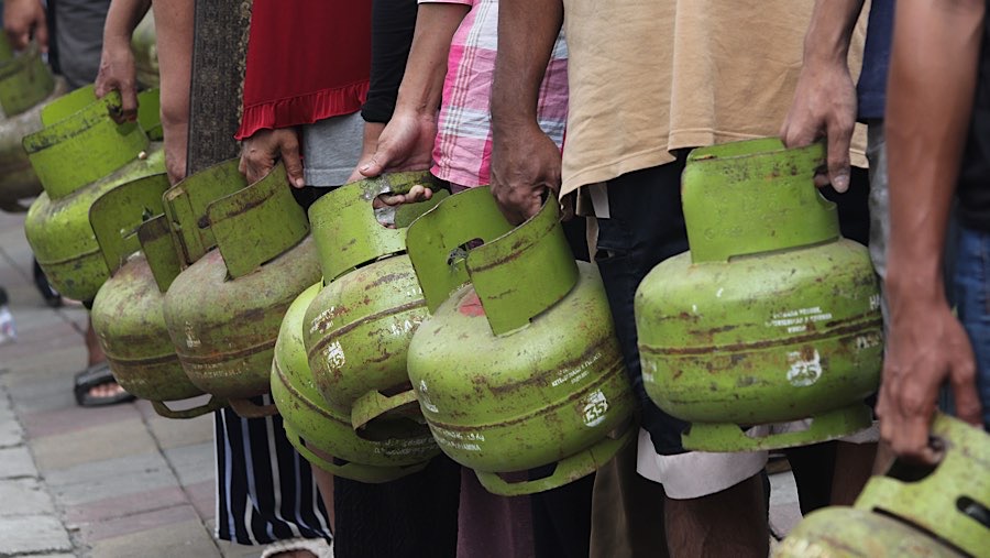 Warga mengantre untuk mendapatkan LPG 3 kg di Cibodas, Kota Tangerang, Banten, Senin (3/2/2025). (Bloomberg Technoz/Andrean Kristianto)