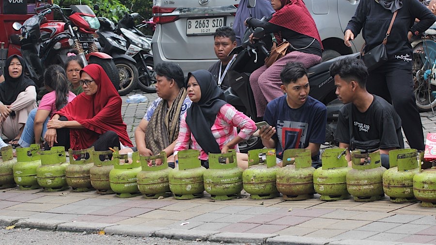 Warga mengantre untuk mendapatkan LPG 3 kg di Cibodas, Kota Tangerang, Banten, Senin (3/2/2025). (Bloomberg Technoz/Andrean Kristianto)