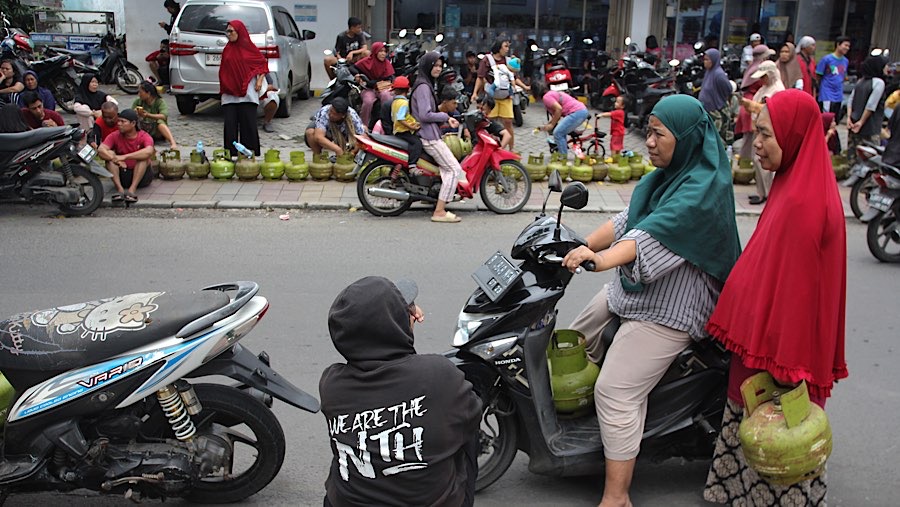 Warga mengantre untuk mendapatkan LPG 3 kg di Cibodas, Kota Tangerang, Banten, Senin (3/2/2025). (Bloomberg Technoz/Andrean Kristianto)