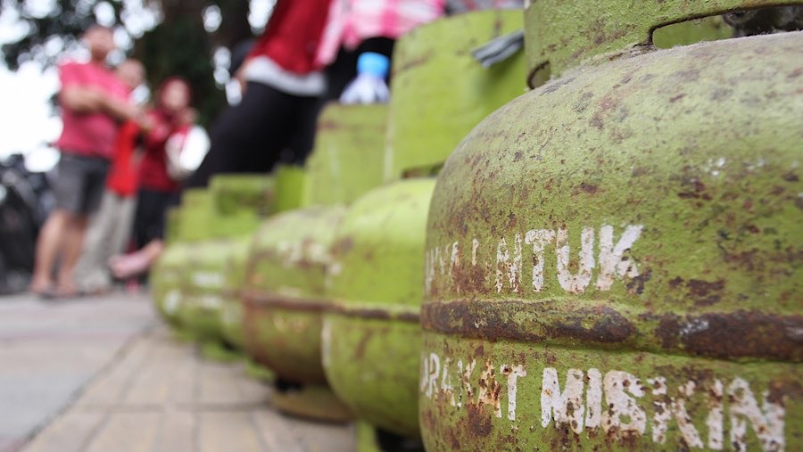 Warga mengantre untuk mendapatkan LPG 3 kg di Cibodas, Kota Tangerang, Banten, Senin (3/2/2025). (Bloomberg Technoz/Andrean Kristianto)