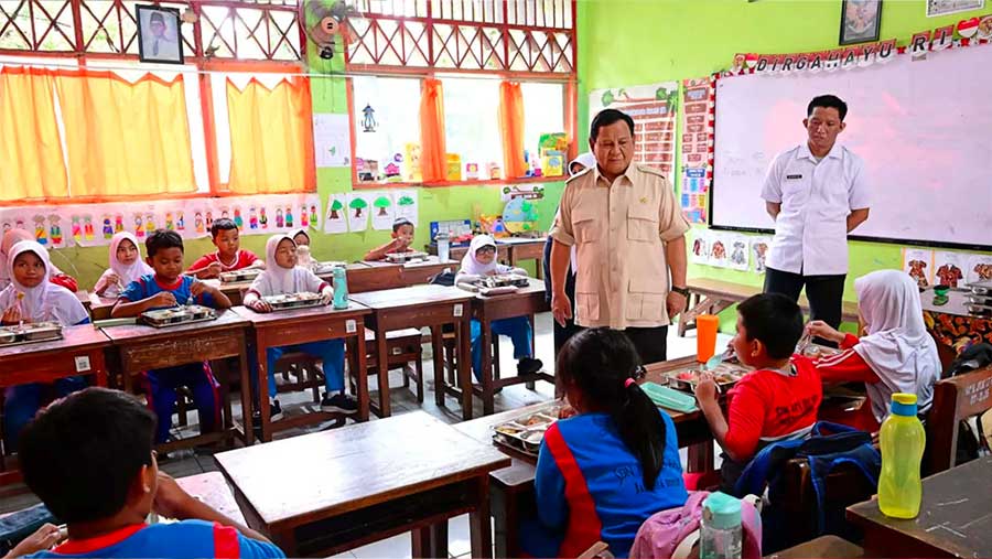 Presiden Sidak Langsung MBG, Disambut Antusiasme Anak-anak. (BPMI Setpres)