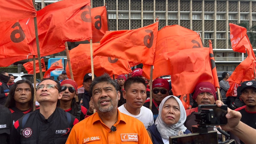 Presiden KSPI Said Iqbal memimpin unjuk rasa atas kebijakan LPG 3 Kg di kantor Kementerian ESDM, Rabu (5/2/2025)./Bloomberg Technoz-Mis Fransiska Dewi