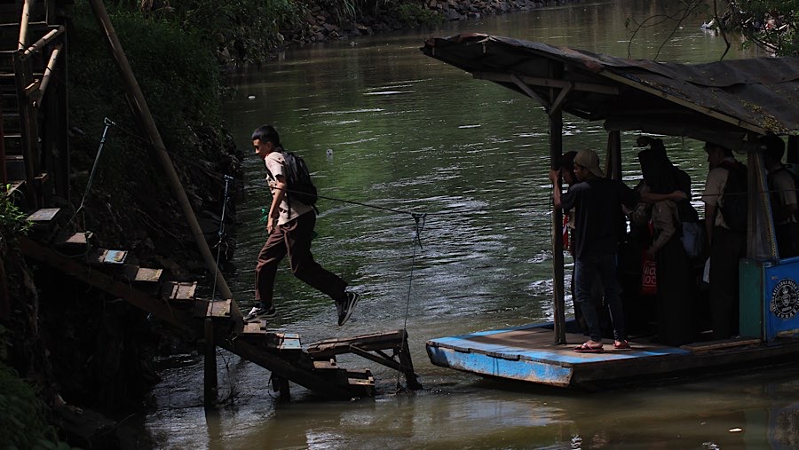 Untuk menaiki eretan warga harus merogoh kocek sebesar Rp2.000. (Bloomberg Technoz/Andrean Kristianto)