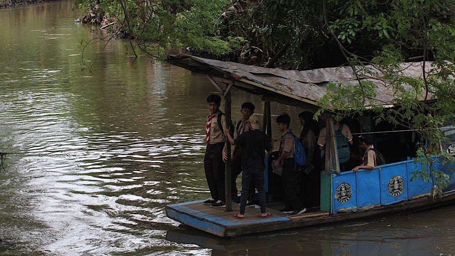 Perahu eretan menjadi salah satu transportasi warga untuk menyeberangi kali Pesanggrahan. (Bloomberg Technoz/Andrean Kristianto)