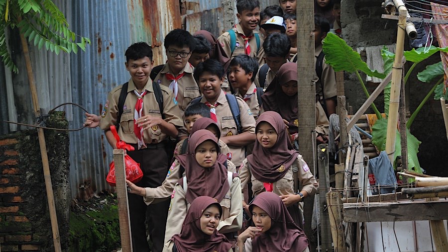 Saat jam pulang sekolah tiba, antrean panjang terlihat saat siswa akan menyeberang. (Bloomberg Technoz/Andrean Kristianto)