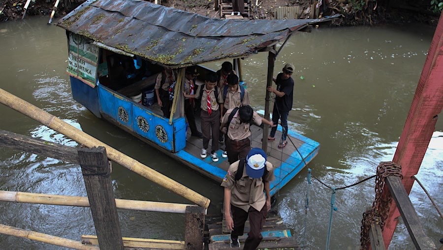 Jasa penyebetangan ini sangat membantu warga karena dapat menghemat waktu dan jarak tempuh. (Bloomberg Technoz/Andrean Kristianto)