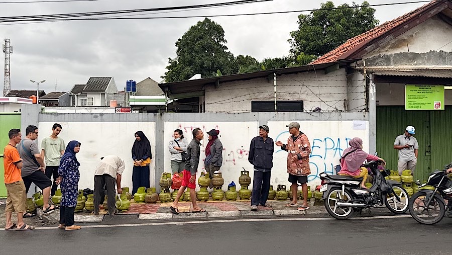 Khawatir tidak mendapatkan gas melon, mereka sudah datang sejak pagi hari sebelum pangkalam gas buka. (Bloomberg Technoz/Andrean Kristianto)