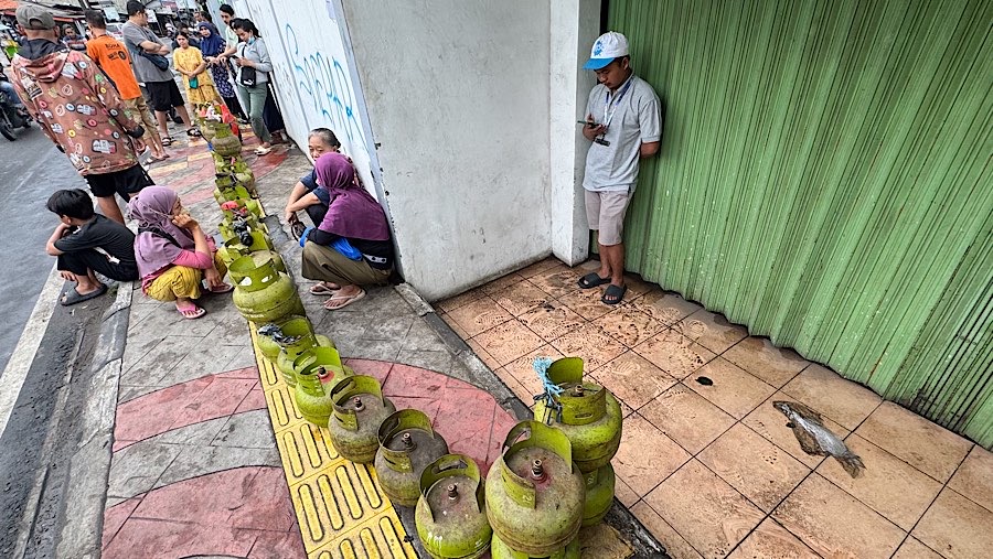 Warga antre mendapatkan LPG 3 kg (gas melon) di pangkalan gas Ariestianto, Ceger Raya,Tangsel, Kamis (6/22025). (Bloomberg Technoz/Andrean Kristianto)