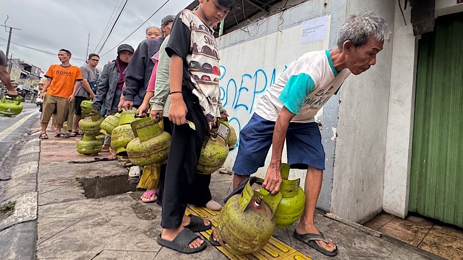 Warga antre mendapatkan LPG 3 kg (gas melon) di pangkalan gas Ariestianto, Ceger Raya,Tangsel, Kamis (6/22025). (Bloomberg Technoz/Andrean Kristianto)