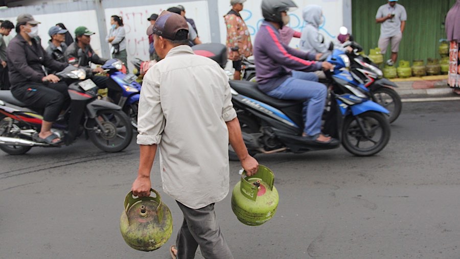 Antrean pembelian gas melon (LPG 3 kg) masih terjadi pagi hari ini. (Bloomberg Technoz/Andrean Kristianto)
