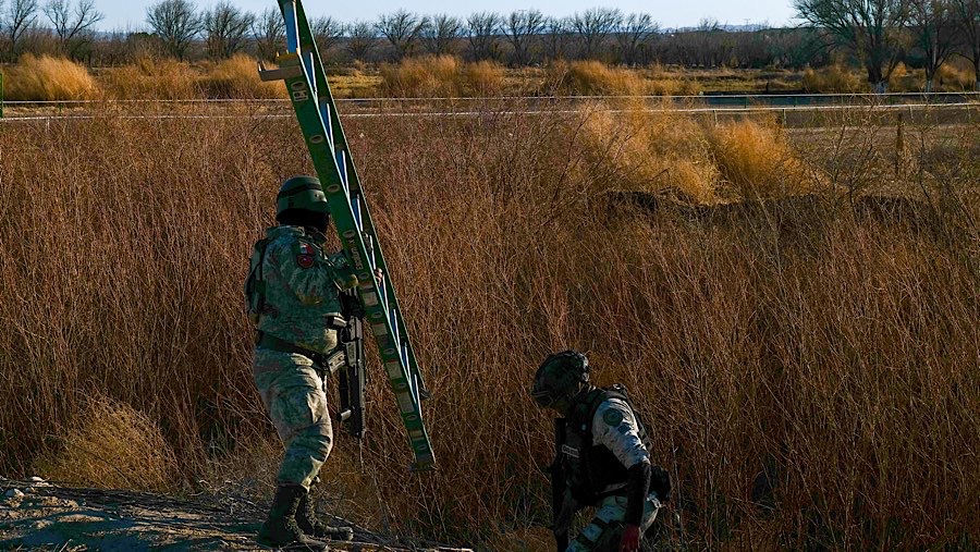 Ratusan tentara Meksiko dimobilisasi ke perbatasan dengan Amerika Serikat. (David Peinado/Bloomberg)