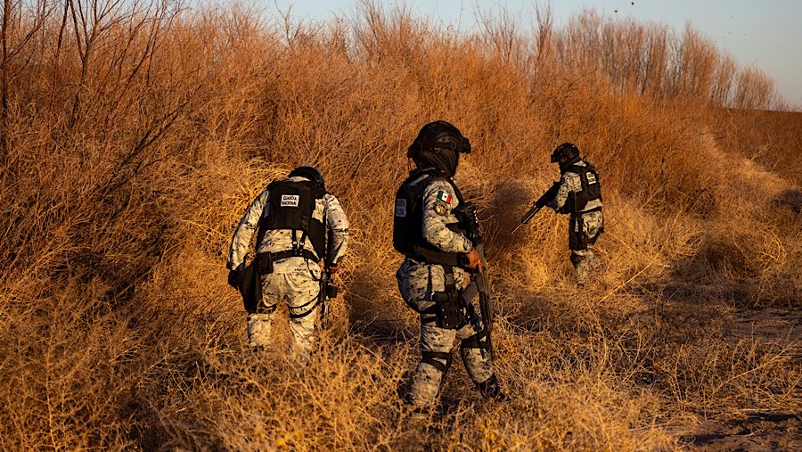 Garda Nasional Meksiko berpatroli di perbatasan AS-Meksiko di Juarez, Chihuahua, Meksiko, Rabu (5/2/2025). (David Peinado/Bloomberg)