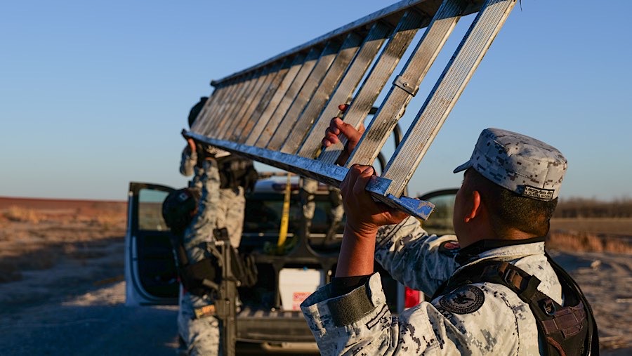 Pasukan Meksiko akan ditempatkan di titik-titik rawan di sepanjang perbatasan. (David Peinado/Bloomberg)