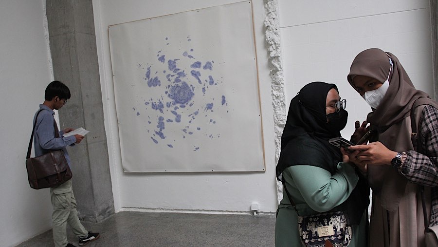 Pameran yang bertajuk There Is No Center ini guna merespons situasi kiwari yang makin lama kian multipolar.  (Bloomberg Technoz/Andrean Kristianto)