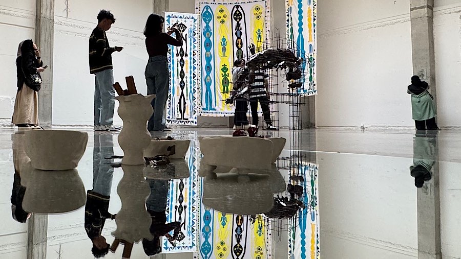 Pameran yang mengundang 18 seniman dari dalam dan luar negeri. (Bloomberg Technoz/Andrean Kristianto)
