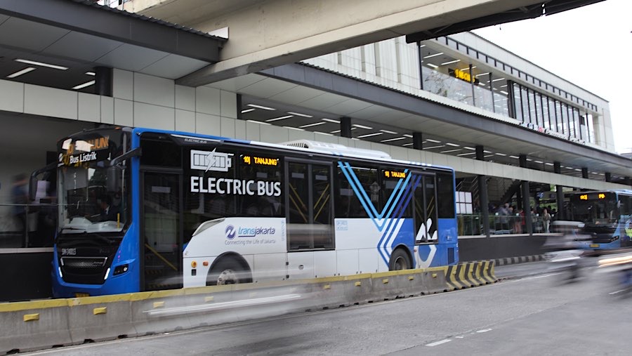 Transjakarta berhenti di halte untuk menaiki penumpang di Jakarta, Selasa (11/2/2025). (Bloomberg Technoz/Andrean Kristianto)