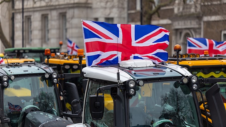 Petani dengan traktor melakukan demo menentang perubahan pajak warisan di Westminster, London, Inggris, Senin (10/2/2026). (Jason Alden/Bloomberg)