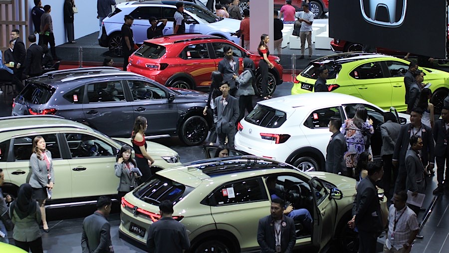 Suasana pameran mobil IIMS 2025 di JIExpo Kemayoran, Jakarta, Kamis (13/2/2025). (Bloomberg Technoz/Andrean Kristianto)