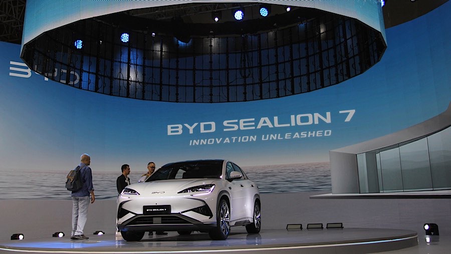 Pengunjung melihat BYD Sealion 7 saat pameran mobil IIMS 2025 di JIExpo Kemayoran, Jakarta, Kamis (13/2/2025). (Bloomberg Technoz/Andrean Kristianto)