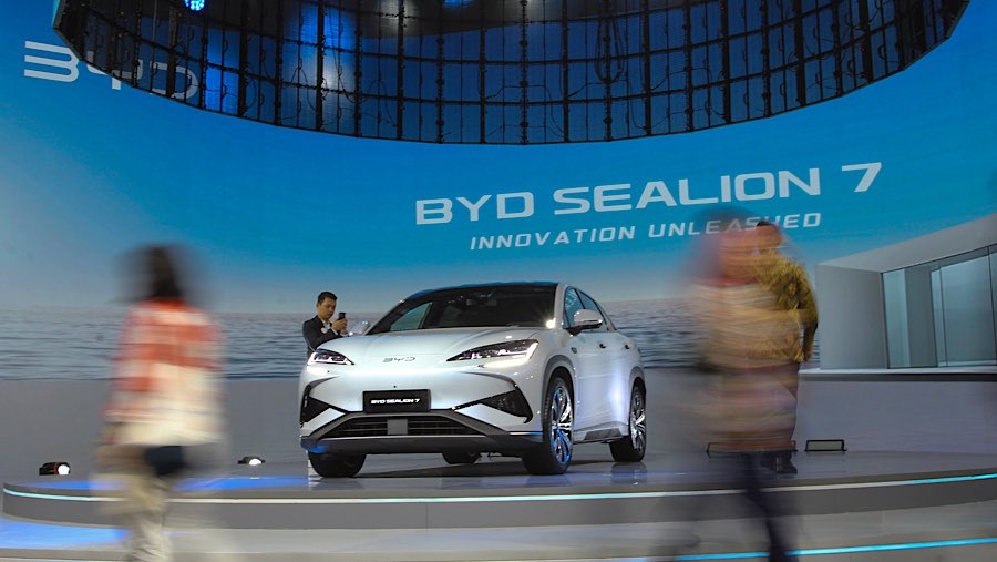 Pengunjung melihat BYD Sealion 7 saat pameran mobil IIMS 2025 di JIExpo Kemayoran, Jakarta, Kamis (13/2/2025). (Bloomberg Technoz/Andrean Kristianto)