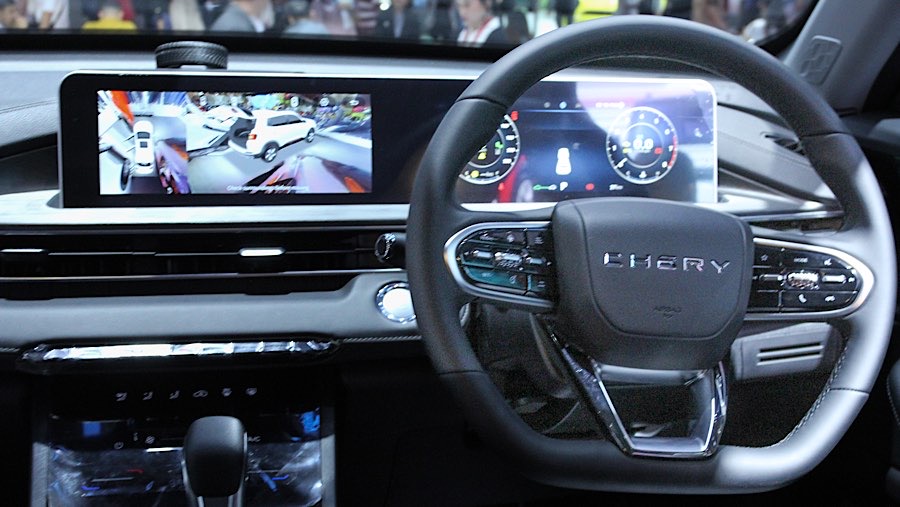 Kabin Chery Tiggo Cross saat pameran mobil IIMS 2025 di JIExpo Kemayoran, Jakarta, Kamis (13/2/2025). (Bloomberg Technoz/Andrean Kristianto)