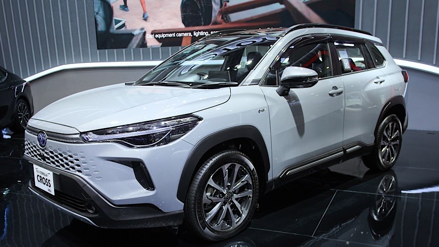 Toyota New Corolla Cross HEV saat IIMS 2025 di JIExpo Kemayoran, Kamis (13/2/2025). (Bloomberg Technoz/Andrean Kristianto)