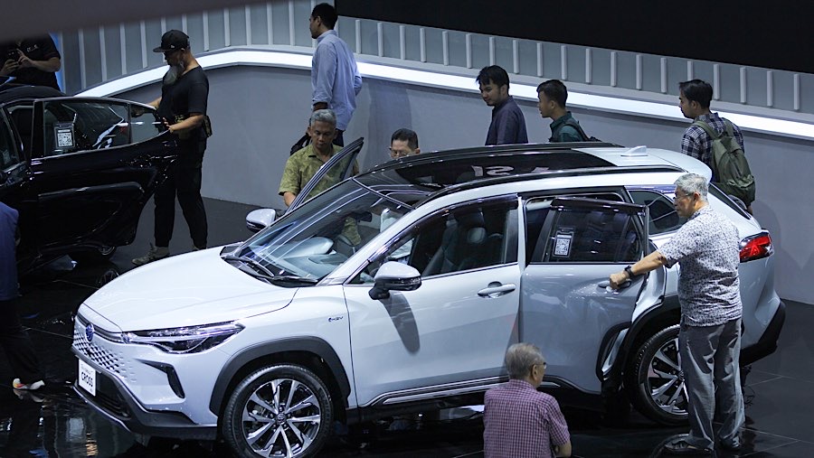 Toyota New Corolla Cross HEV saat IIMS 2025 di JIExpo Kemayoran, Kamis (13/2/2025). (Bloomberg Technoz/Andrean Kristianto)