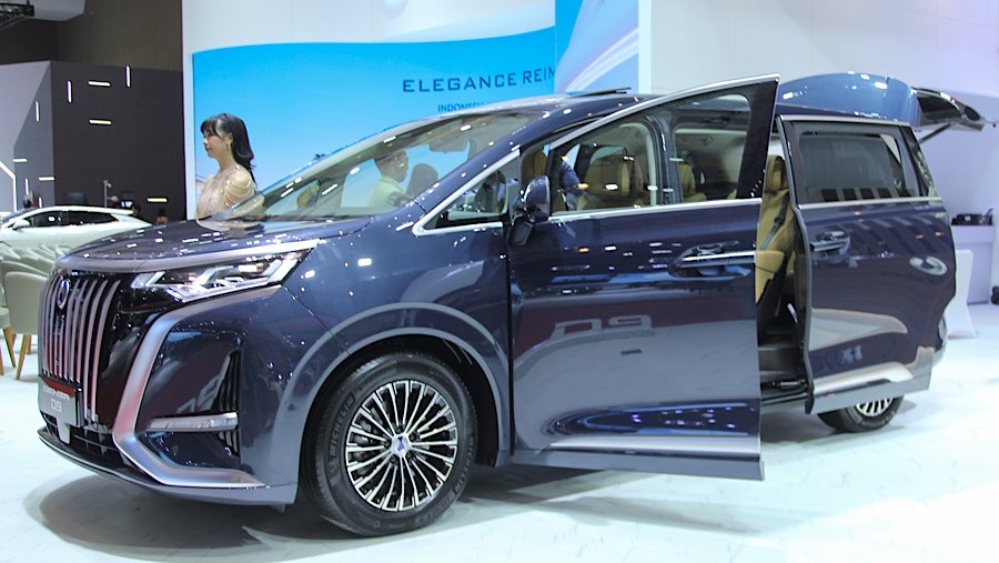 Denza D9 di pamerkan dalam ajang pameran mobil IIMS 2025 di JIExpo Kemayoran, Jakarta, Kamis (13/2/2025). (Bloomberg Technoz/Andrean Kristianto)