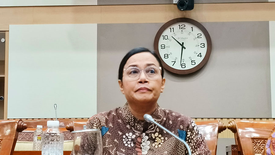 Menteri Keuangan Sri Mulyani menggelar konferensi pers di Gedung DPR RI Jakarta, Jumat (14/2/2025) (Bloomberg Technoz/Dovana Hasiana)