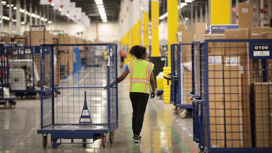 Karyawan Gudang Amazon. (Bloomberg)