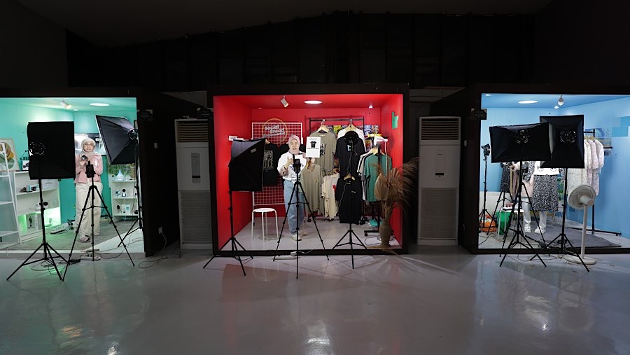 Pembawa siaran menawarkan produk melalui layanan live shopping di Social Bread, Tangerang, Jumat (14/2/2023). (Bloomberg Technoz/ Andrean Kristianto)
