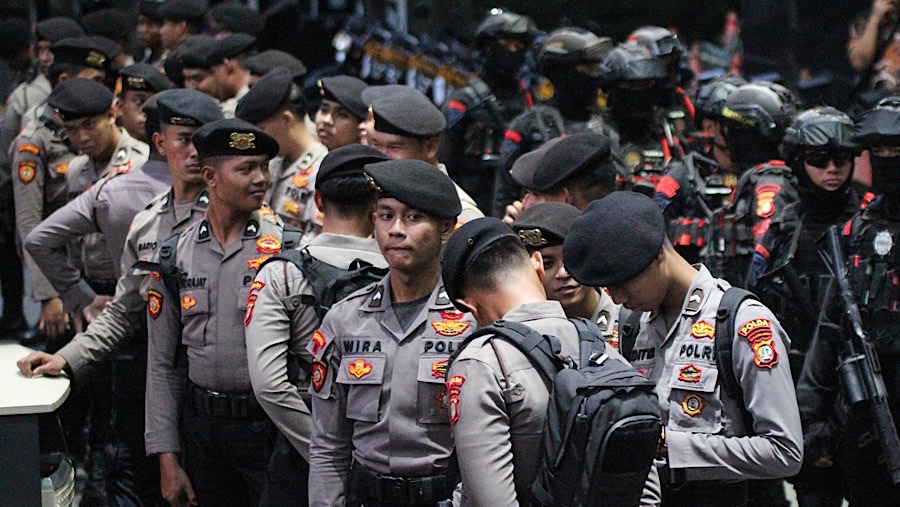 Polisi berjaga saat penahanan Sekjen PDIP, Hasto Kristiyanto di Gedung Merah Putih KPK, Kamis (20/2/2025). (Bloomberg Technoz/Andrean Kristianto)