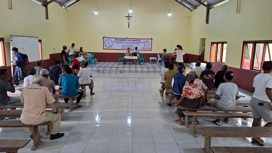 Prudential Indonesia berikan pengobatan gratis kepada 834 pasien yang merupakan korban terdampak erupsi Gunung Lewotobi Laki-Laki di Flores Timur, NTT