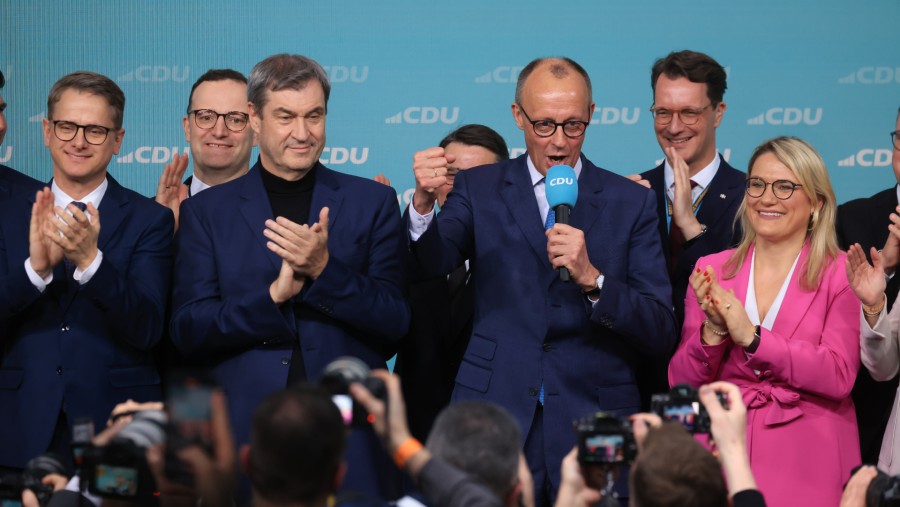 Friedrich Merz (tengah) menyampaikan pidato di acara malam pemilihan partainya di Berlin, Jerman (23/02/2025).(Fotografer: Krisztian Bocsi/Bloomberg)