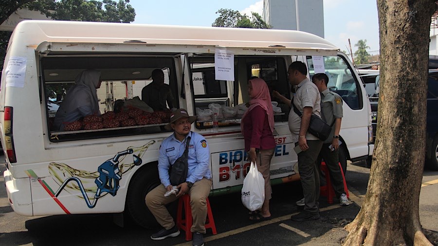 Dengan adanya operasi pasar murah ini, diharapkan kestabilan harga pangan tetap terjaga. (Bloomberg Technoz/Andrean Kristianto)