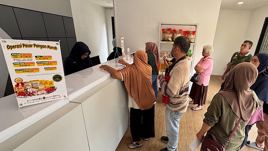 Warga mengantre saat operasi pasar pangan murah di Kantor Pos Fatmawati, Jakarta, Senin (24/2/2025). (Bloomberg Technoz/Andrean Kristianto)