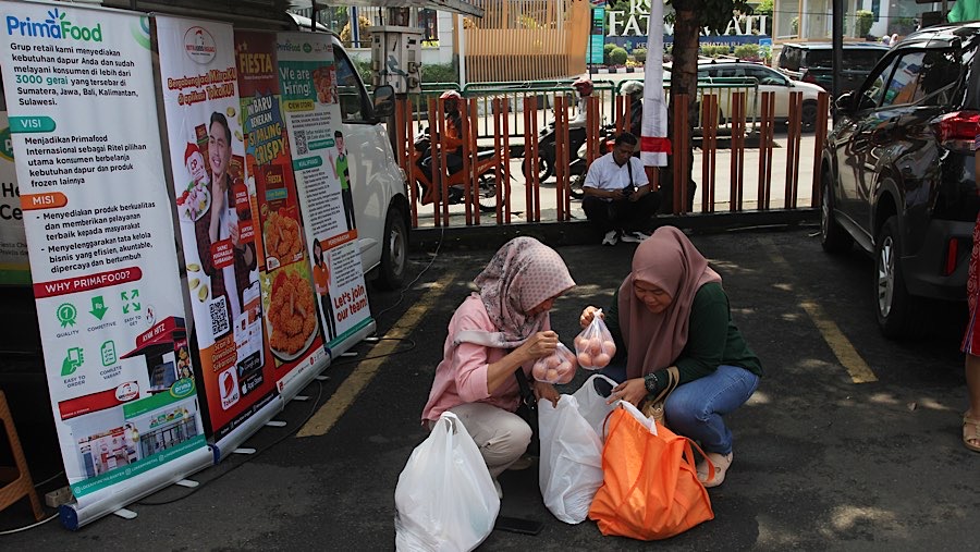 Operasi pasar murah ini menyediakan bahan pokok dengan harga terjangkau, di bawah harga eceran tertinggi (HET). (Bloomberg Technoz/Andrean Kristianto)