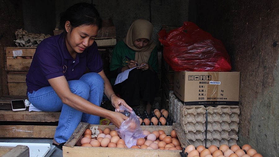 Petugas menyiapkan telur saat operasi pasar pangan murah di Kantor Pos Fatmawati, Jakarta, Senin (24/2/2025). (Bloomberg Technoz/Andrean Kristianto)